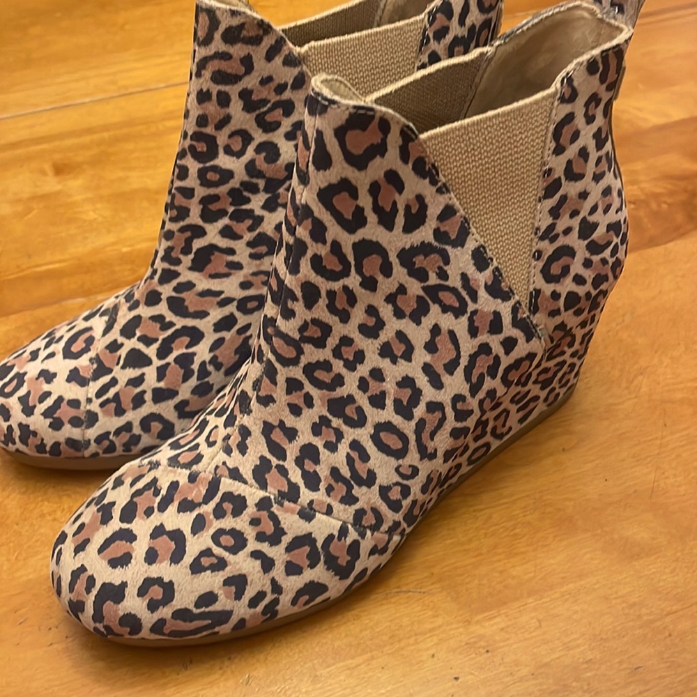 TOMS Desert Tan Leopard Suede Kelsy Bootie